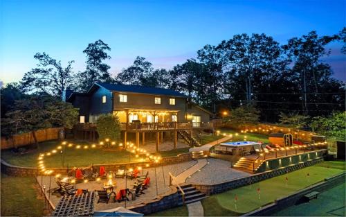 Breathtaking Private Lakefront House with Swim Spa, Pickleball Court, Game room & Theater, Sauna, Dock, Firepit and Golf Putting Green