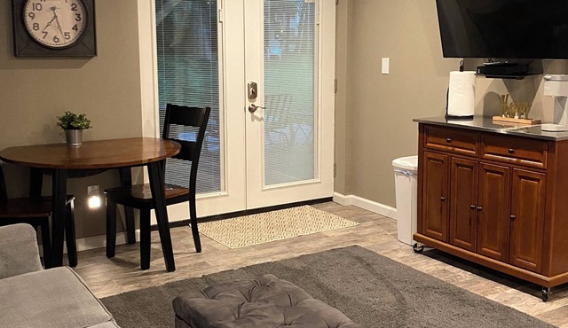 Bright,Cozy, Large 1 Bdrm with 1 Bth, Large Lvg & Kitchenette