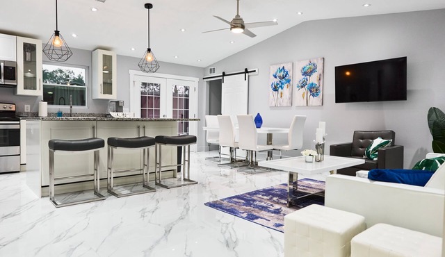 Bright Modern 3BD House close to Dwnt & Beaches