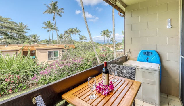 Bright, Oceanview Condo w/Balcony, Lanai, WiFi, Shared Pool, Grill, Washer/Dryer