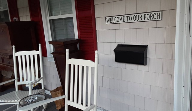 Bright, relaxing 2-story built in 1843, with WiFi & smart TVs in charming Dalton