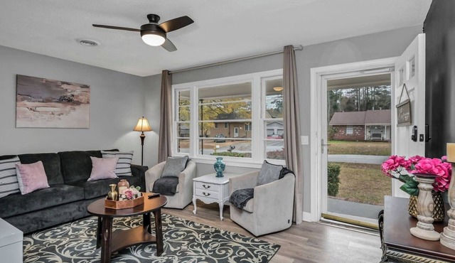 Bright & Renovated 3BR Close to Downtown