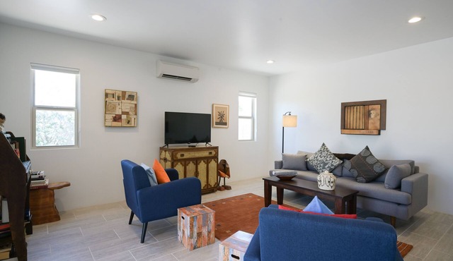 Bright renovated escape near downtown with free WiFi, AC, large backyard & patio