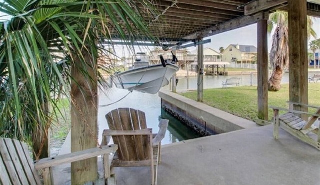 Canal Front w/Private Dock & Green Lights