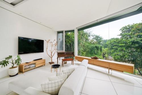 Casca - 3BR Luxury Villa Setraduta with Waterfall View