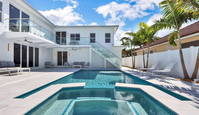 Cascade Full Complex - Four Unit Building steps from the Beach!