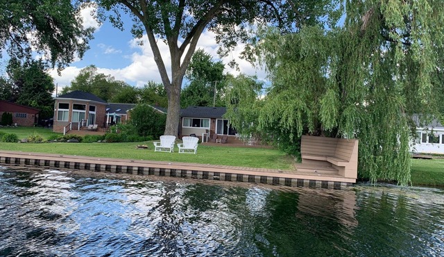 Cass Lakefront 3BR home w fire pit, swim/fish and dock your boat off boardwalk.