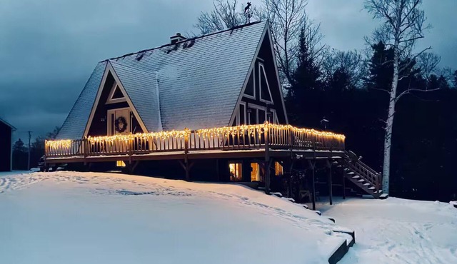 Cedar A-frame cabin with finished bunkhouse, sleeps 14. WiFi, AC in Glover, VT