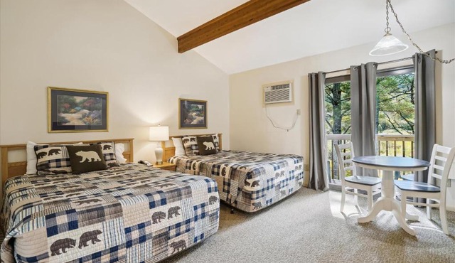 Cedarbrook Deluxe Two Bedroom Suite with outdoor heated pool 20304