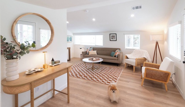 Central Thousand Oaks retreat close to shops & eats!
