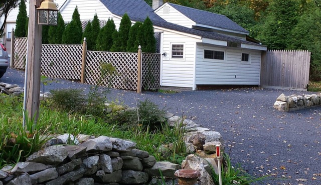 Charming 1 BDRM 18th Century post & beam cottage for monthly/extended stay