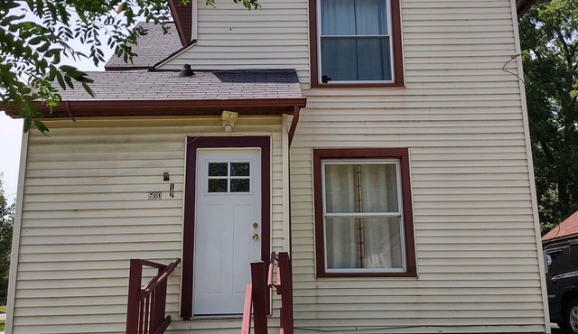 Charming 1-bedroom apartment with AC in lively Lansing