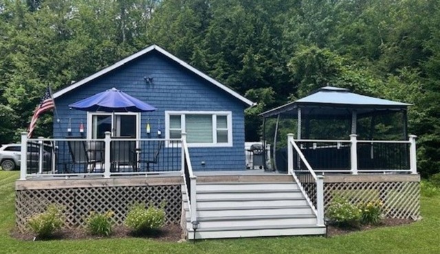 Charming 1-bedroom cottage on the border of Plainfield, Savoy, on Windsor Pond!