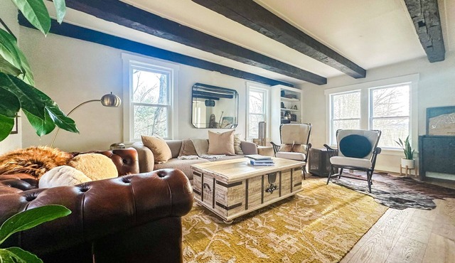 Charming 1810 farmhouse on 24 acres w/gorgeous mountain views, 2 bedrooms &WiFi