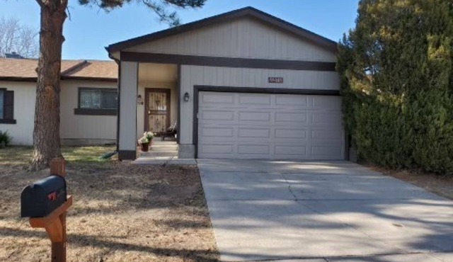 Charming 2-bedroom townhome with WiFi and AC in lovely Colorado Springs