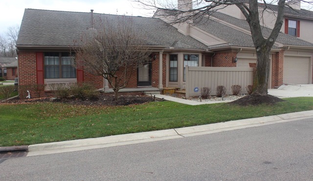 Charming 2-bedroom condo in brilliant West Bloomfield with AC