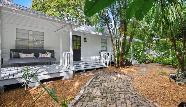 Charming 2-bedroom cottage in lush tropical setting in popular West Palm Beach