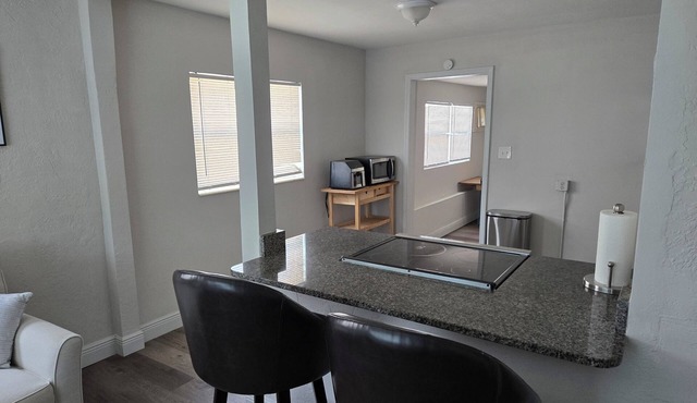 Charming 2-bedroom house with WiFi, AC in enchanting St. Petersburg near it all!