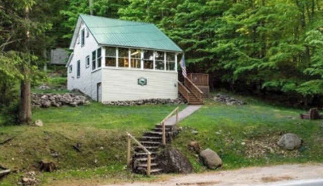 Charming 2-bedroom cottage within walking distance of the lake and all the shops