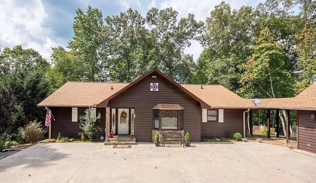Charming 2-bedroom house in Franklin NC with Bonus apartment above the garage