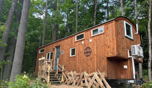 Charming 2-bedroom Tiny Home with AC, WiFi near Jay Peak and Canadian border!