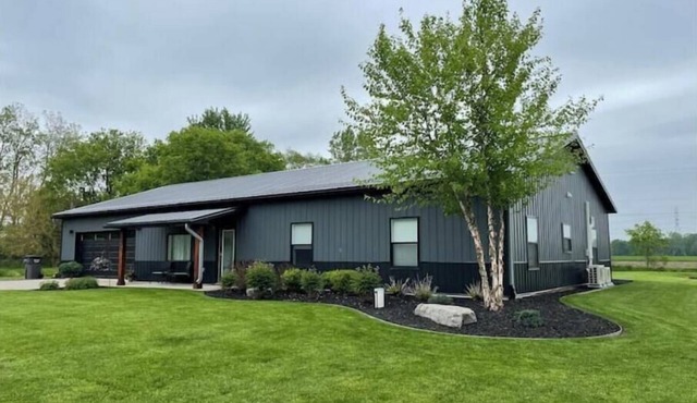 Charming 2 Bedroom Home with Hot Tub and Fire Pit