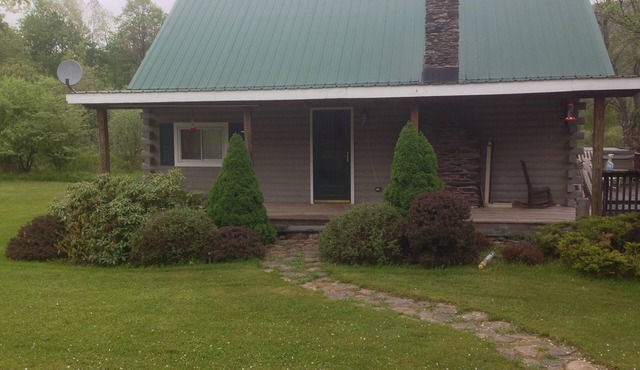 Charming 2-bedroom cabin with HOT TUB, WIFI, and all amenities!