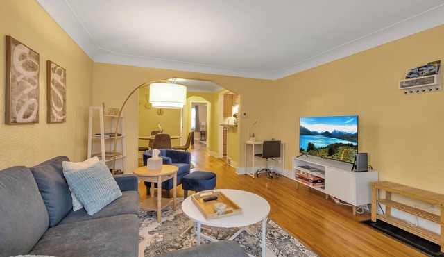 Charming 2-BR apartment with AC, WiFi and covered parking in lovely Buffalo!