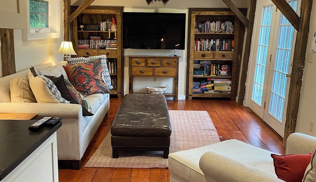 Charming 3-bedroom farmhouse in Colrain w/gorgeous view/outdoor space