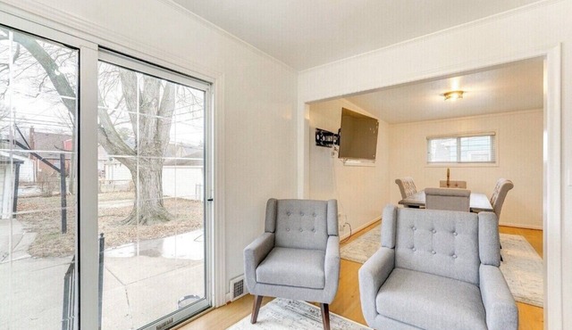 Charming 3-bedroom villa with WiFi and AC in Dearborn
