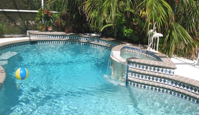 Charming 3-bedroom villa in wonderful Venice with heated saltwater pool