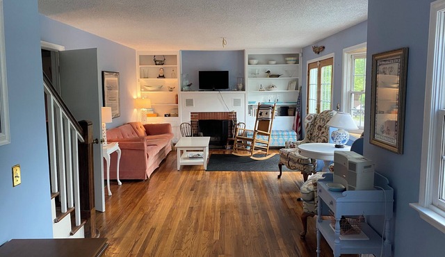 Charming 4 bedroom 3 bathroom cottage with lake view