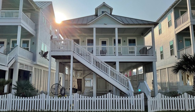 Charming 4-bedroom 3 bathroom house in amazing Beachside Village, Galveston