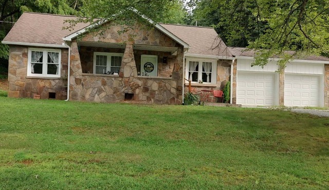 Charming 5-bedroom vintage farmhouse in beautiful Franklin, NC.