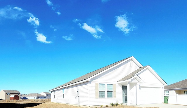 Charming and Cozy 4BR 2BA House with Parking, Minutes from I-95 and Buc-ees