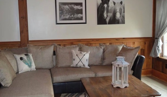 Charming and private 3-bedroom cottage in Danbury with WiFi, fitness room, AC