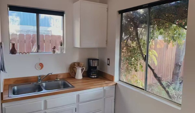 Charming back house in walkable Los Feliz