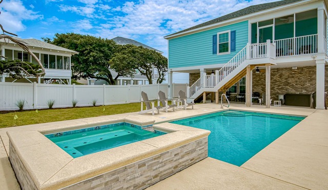 Charming beachfront apartment w/beach access, pool central AC, & washer/dryer