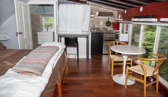 Charming bungalow with AC and WiFi in fantastic Cold Spring Harbor.