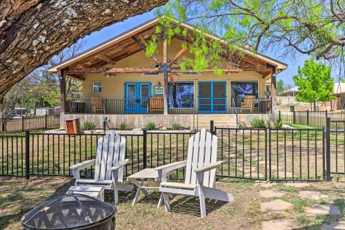 Charming Burnet Cottage w/Lake View + Porch!