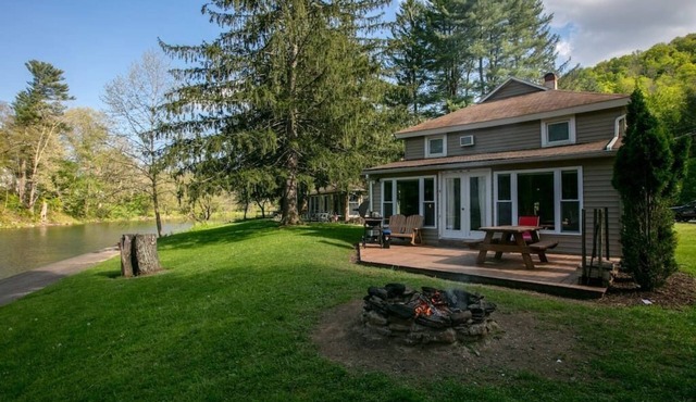Charming cabin just steps away from Pine Creek!