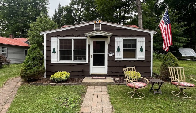 Charming Eagle Bay Cottage — 2 min walk to private Fourth Lake beach!
