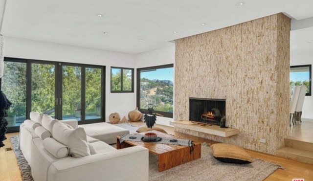 . Charming getaway in La . WiFi , Ac , pool . View , relaxing outdoor space.