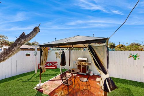 Charming home near beaches with a washer&dryer AC & outdoor entertaining