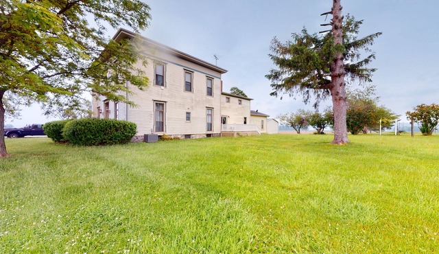 Charming home with firepit, skiing nearby, full kitchen, central AC, & W/D