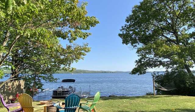 Charming Lakehouse private yard, boat dock/wifi.