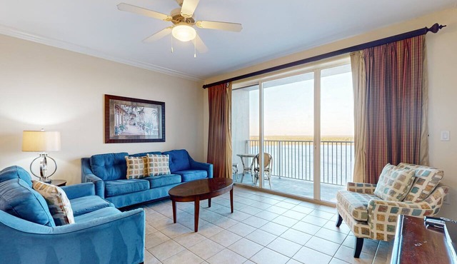 Charming lakefront condo with balcony, lake view, AC, Internet, pool & hot tub