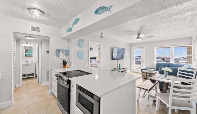 Charming Pass-a-Grille beachfront condo, St. Pete Beach, heated pool, laundry