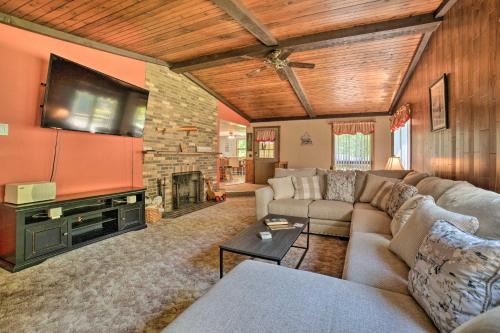 Charming Pymatuning Lake House Near Park & Beach