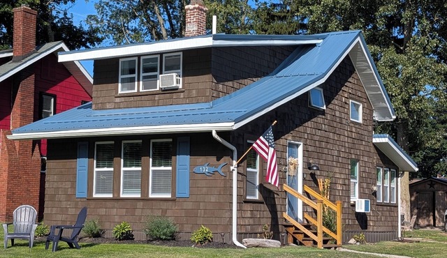 Charming Relaxing Cottage, 2 minutes from Lake Shore Park Beach and Fishing